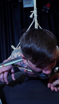 Nicky Predicament bondage s ponožkami Dávení