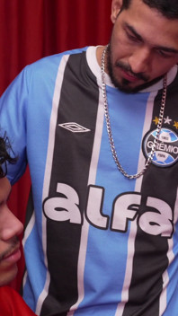 Gringo vyklouzl v holičství a dobře obdařený, chlupatý fanoušek grêmio naplnil jeho malý zadek mrdkou