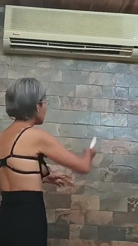 Eu deixei meu enteado jogar com minha bunda e me foder com força, eu amo quando ele me enche de porra.