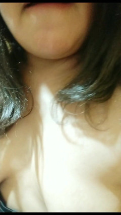 Carla Villalobos: 小丁字裤夹在我的阴唇之间，导致潮吹