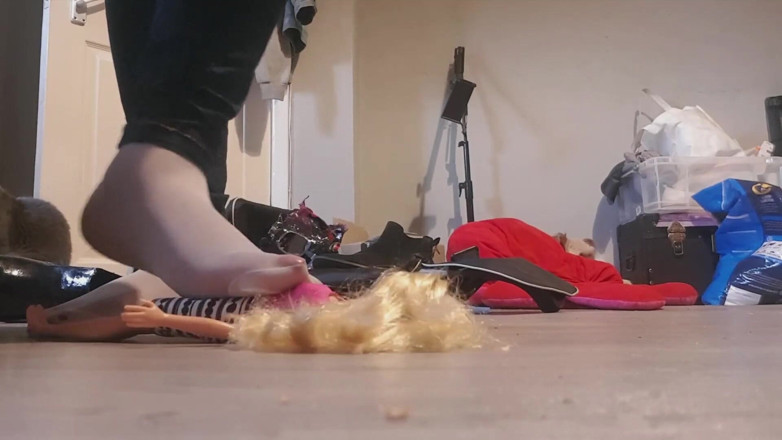 Simp to my ebony feet: La gigantessa che distrugge le bambole