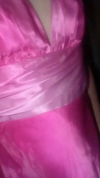 Masturbation, sperma tragend, satin pink tragend, glänzend und rutschig, langes kleid