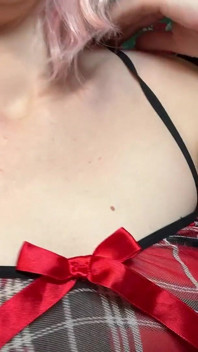 Ragazza amatoriale mostra il suo corpo peloso