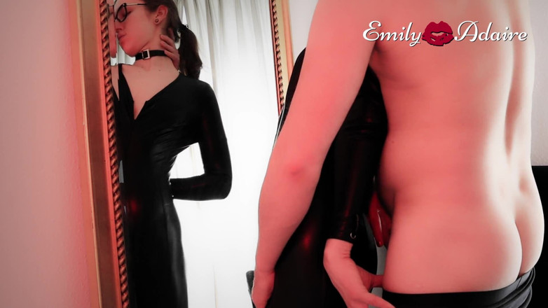 Emily Adaire: Mon beau-père baise mon cul étroit devant le miroir