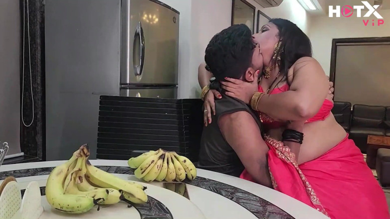 Indianxxx nude: Indická milfka s obrovskými prsy Bhabhi svléká sárí a šuká s...