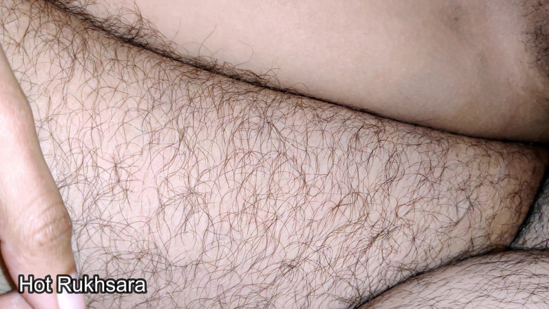 hot_rukhsara: Un om de afaceri indian își fute tare servitoarea desi când...