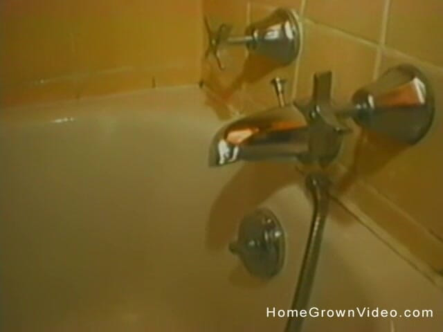 Homegrown Amateurs: Amatérka saje ptáka ve vaně s malými kozami