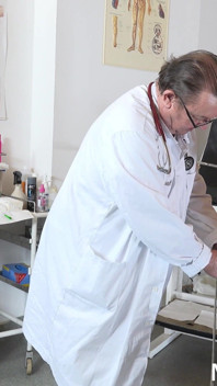 Anale Temperaturmessung von heißer GILF Linda G
