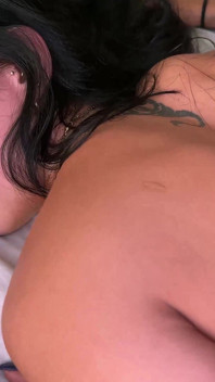 Nicolane Escobar è tornato con delle nuove tette e un corpo caldo!