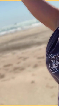 Żona chodzi po plaży całkowicie nago