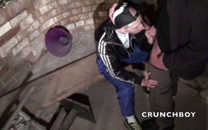 Sneaker gay: 鳞片小伙子在隐蔽的地下室被偷拍羞辱