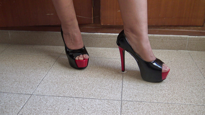 Stepmom Susan: Мой пасынок хотел увидеть мою волосатую киску и трахнуть меня раком