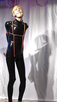 Nicky bambola in lattice imbavagliata e legata