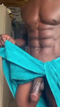 Accarezzando lentamente le mani libere e sborra.