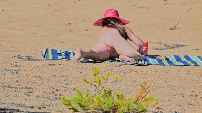 Leyla: Just Look What I Filmed on the Beach