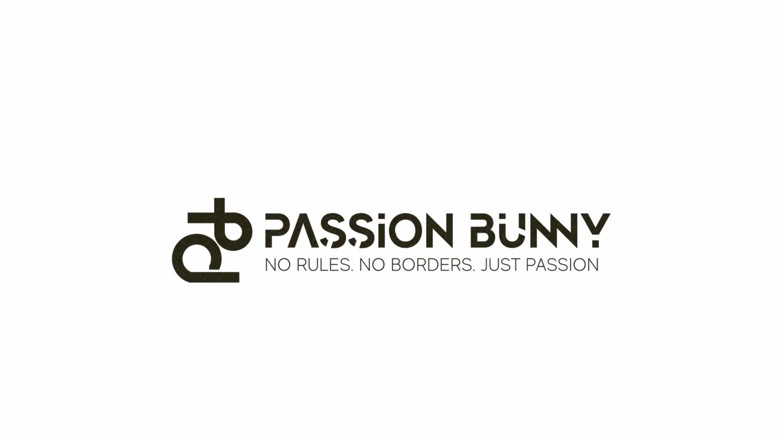 PassionBunny: Çaresizlik arkadaşlarının evinde işeme - neredeyse yakalanıyor