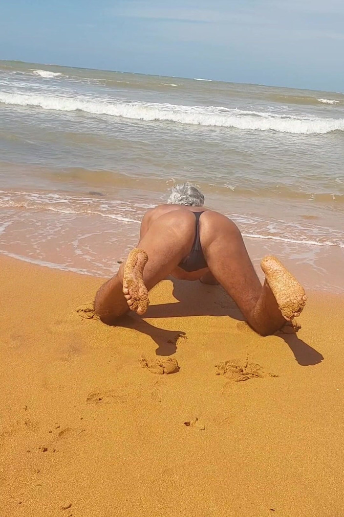 Ladysilvas: Ladysilva na plaży w majtkach opalając swoją gorącą dupę