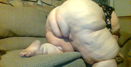 Kitty Delgato: Scuotendo il mio enorme culo mentre lascio uscire alcune scoregge...