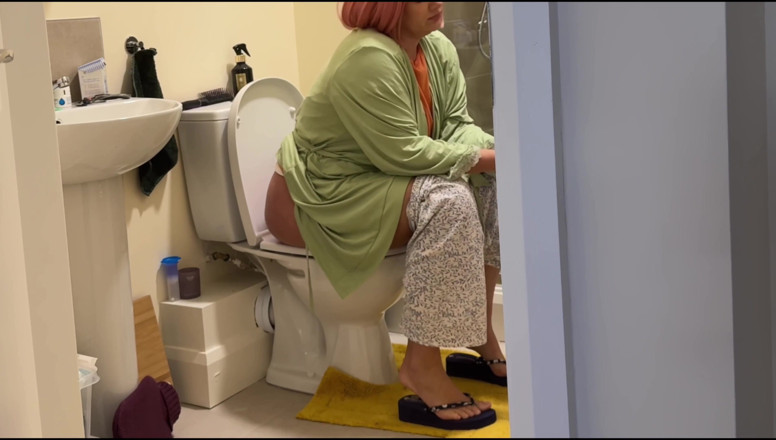 Emma Voyeur: Une belle-mère surprise en train de pisser : la suite vous...