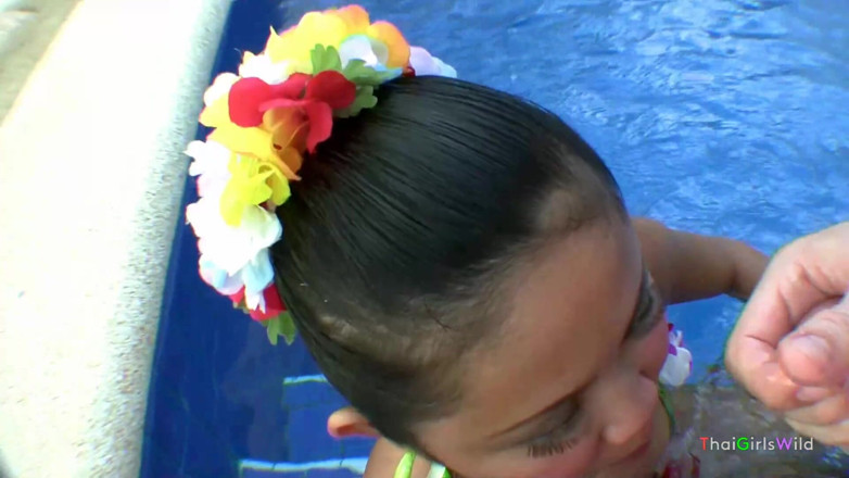 Thai Girls Wild: Mais linda menina tailandesa fode à beira da piscina