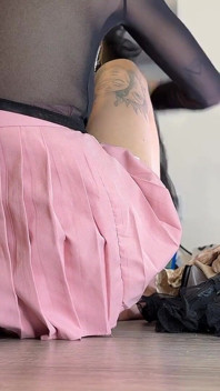 İnanılmaz derecede güzel tamamen doğal büyük memeli kızıl saçlı kısa bir etek giyiyor ve külotunu ve kirli ayaklarını gösteriyor