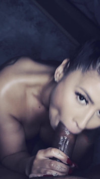 Sexy latina Marie Monet geeft natte pijpbeurt