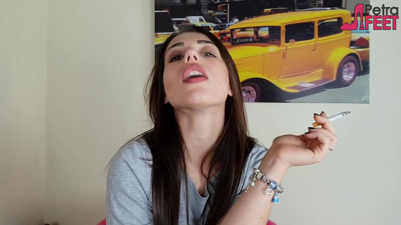 Smokin Fetish: Beauty teen in smoking fetish