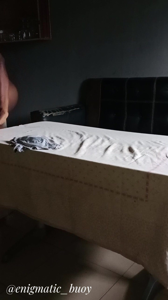 Enigmatic Buoy: Macho chlap si honí na stole