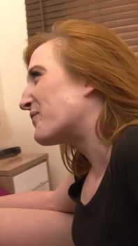 Une ado excitée suce une grosse bite noire