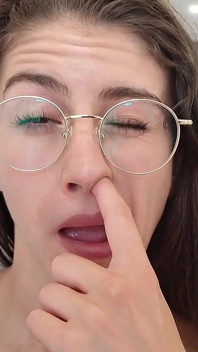 Snot Fetiš kýchání nosem, hraní kouření lízání mých prsou