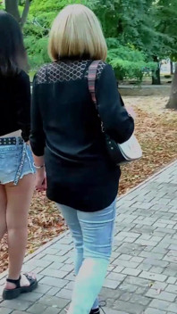 공원을 산책하는 두 명의 레즈 여주인