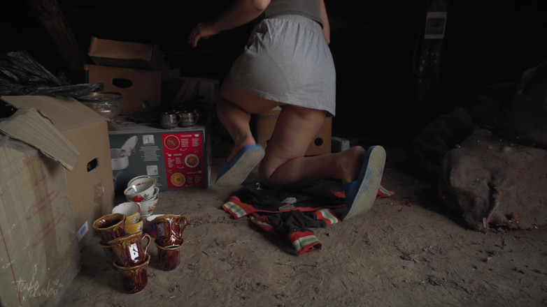 Teasecombo 4K: Upskrt von heißer stiefschwester macht hausarbeiten auf dem Dachboden
