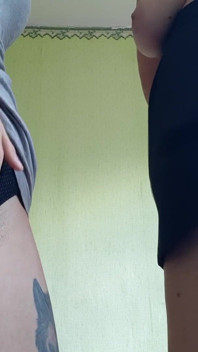 Sıska üniversiteli kız orta yaşlı seksi öğretmenle mastürbasyon yapıyor