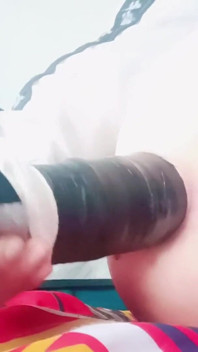 아주 잘생긴 남자가 마음을 열고 엉덩이를 벌리는 걸 좋아해요.