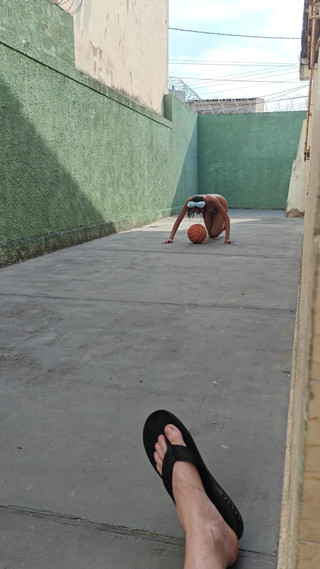 Lily Slav: 顺从在院子里像宠物一样玩耍