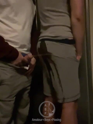 AmateurBoysPissing: 深夜，空荡荡的街道，喝太多...一个异性恋男孩为了好玩而决定尿在他的 Twink 室友身上！
