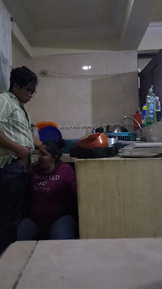 E-Alfa: Berkongkek dan menghisap dengan pekerja di dapur