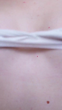 Tetas pequeñas y pezones juegan