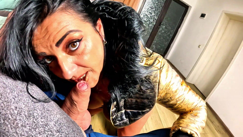 MilfyCalla: Golden Glossy Downjacket POV. Garganta profunda, foda facial e dupla...