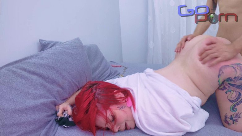 Go porn!: Tetovaná zrzka a zlobivá dívka si užívá šukání své kamarádky bez...