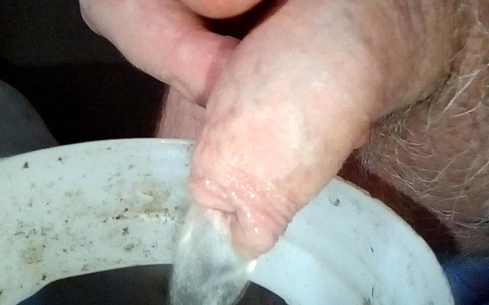 Sex hub male: Nahaufnahme von johns schwanz, als er in den mülleimer pinkelt