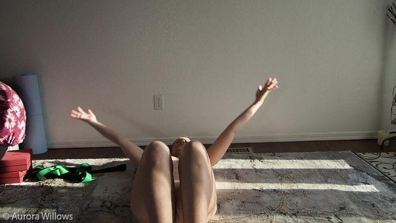 Aurora Willows: Aurora Willows macht nacktes yoga im wohnzimmer