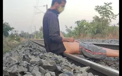 Demiryolu rayına boşalmada ustalık yapıyor