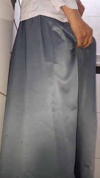 Asiatischer transvestist masturbiert und trägt rutschige college-mädchen-uniform