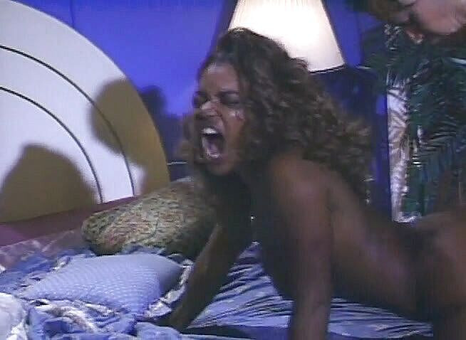 Dark Extreme: बड़ी गांड वाली सांवली बेब को अपने दोनों छेदों में चुदाई पसंद है