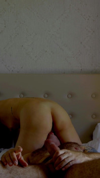 Italienisches luxus-facesitting: elegante blondine sitzt auf muskel-hengst - lauter und intensiver orgasmus