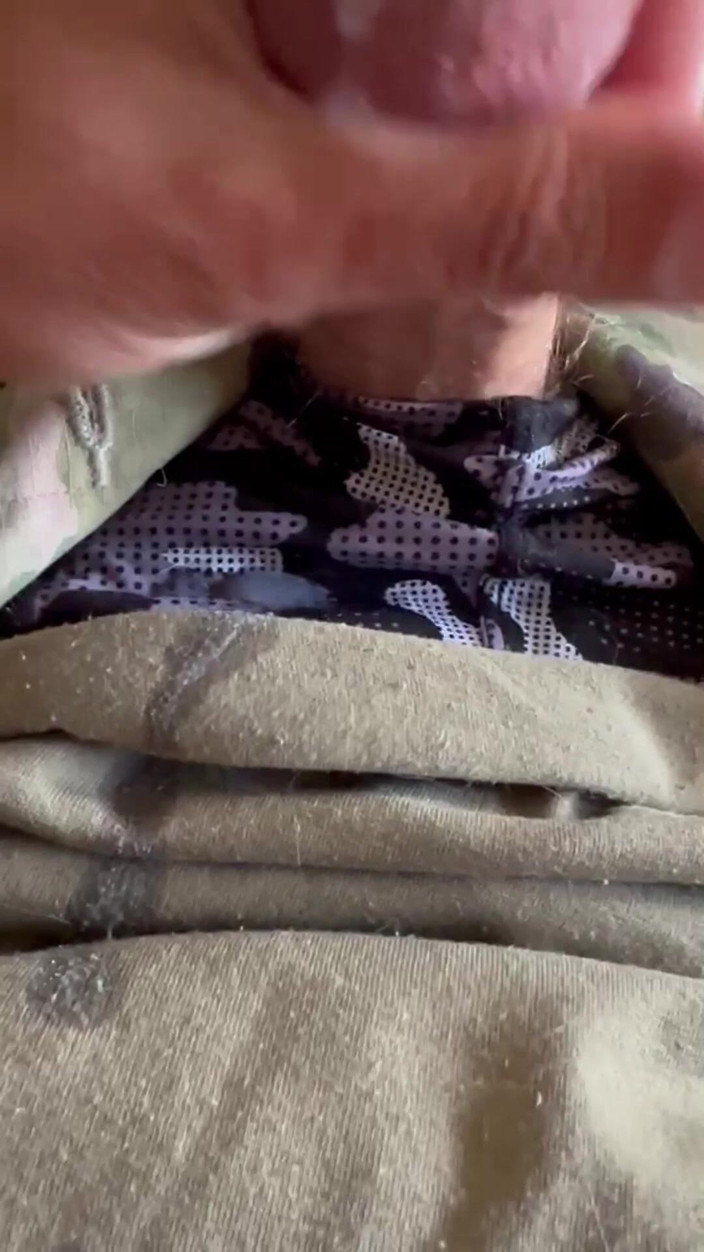 Gay Soldier Stuff: Pepek tentera berseronok dengan zakar keras berdenyutnya yang melancap dalam...