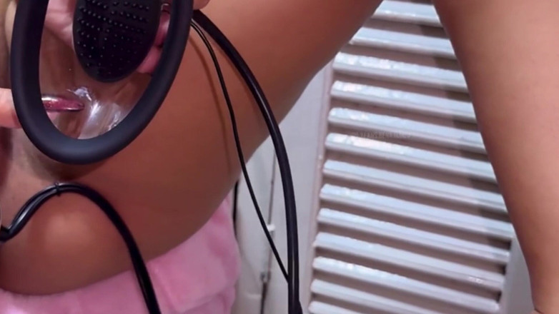 sofiasexxx: Ooooo Jak bohatý tento stroj saje moji kundičku