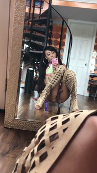 Venus Lux se předvádí a hraje si s jejím zadkem