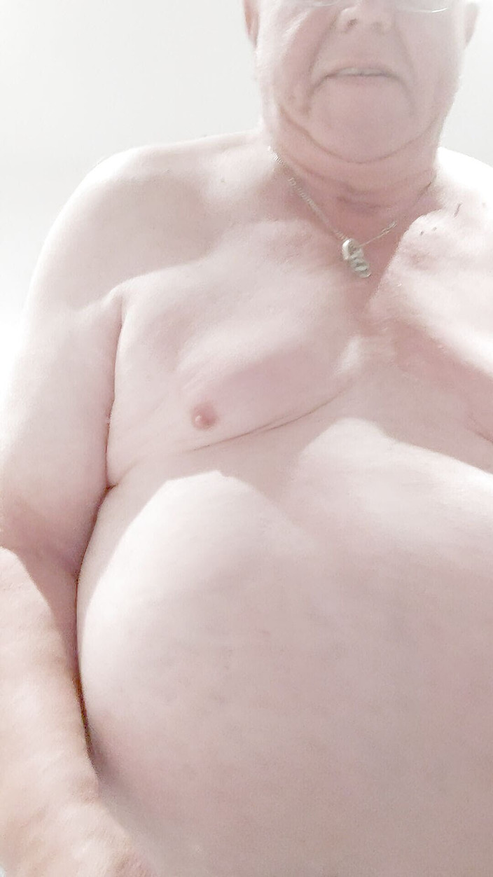 Karlchengeil: 赤くなるまで私の革ベルトで私のおっぱいを激しく叩く